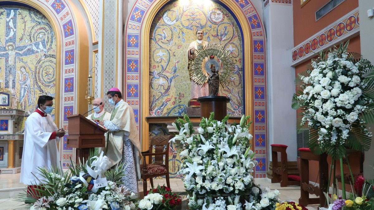 La misa especial en honor a la Virgen del Pilar en la iglesia San Josemaría.