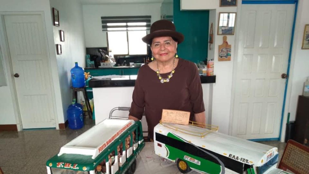 Leticia Mackliff, junto a pequeñas réplicas del llanero que condujo por 17 años.