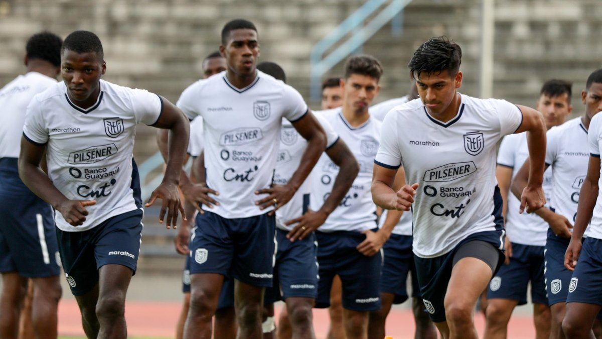 La plantilla de la selección ecuatoriana de fútbol quedó lista para medir hoy a Colombia en el estadio Metropolitano de Barranquilla y mantenerse en zona de clasificación rumbo al Mundial de Qatar 2022.