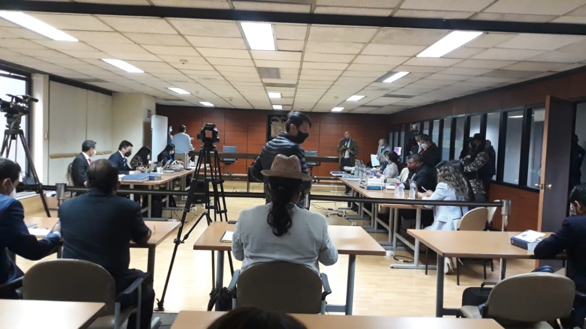 Diligencia. A la sala de audiencias de la Corte acudió una veintena de abogados para defender a Carrión. Entre ellos Rodrigo Collaguazo y Milton Castillo.