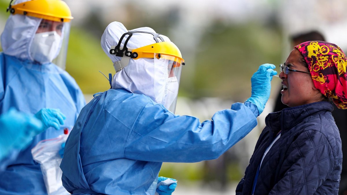 Una persona se somete a una prueba para detectar la covid-19 en Quito