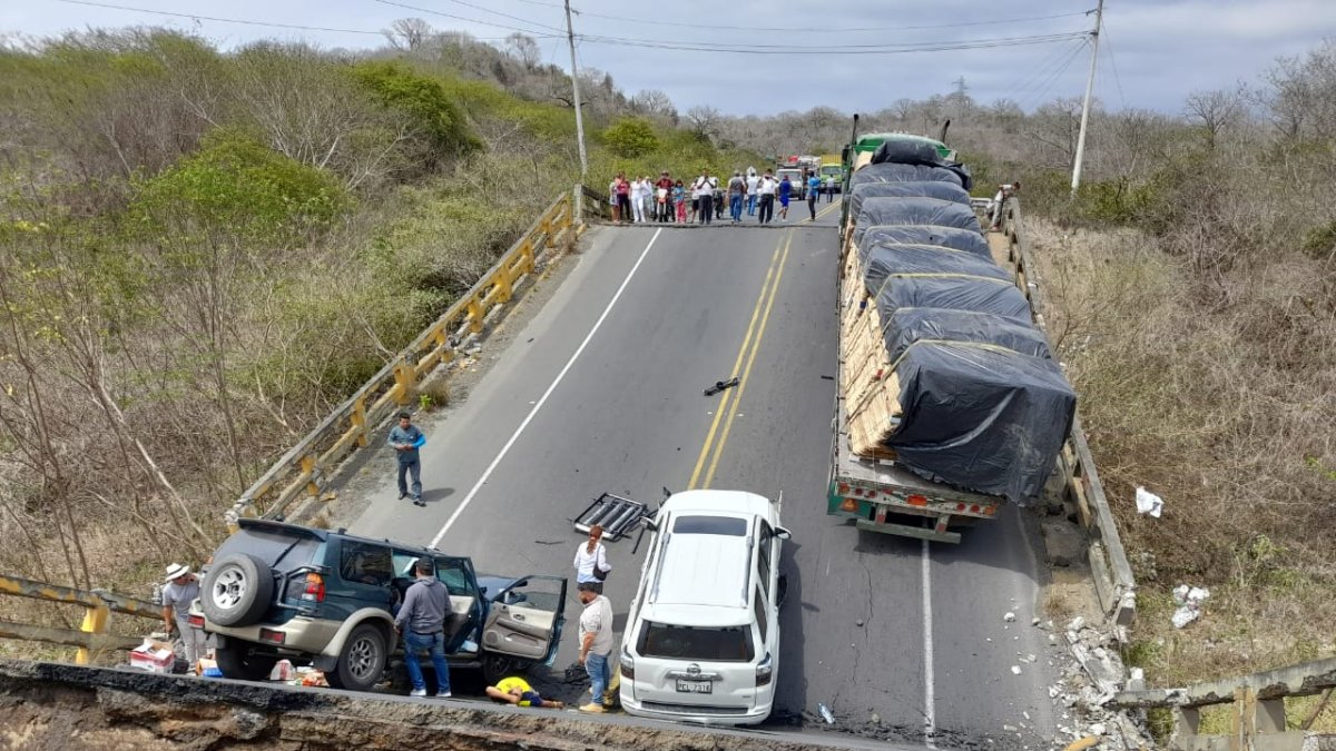 Ha colapsado un puente en el sector Colón-Quimis, en la vía Manta-Jipijapa (Manabí).