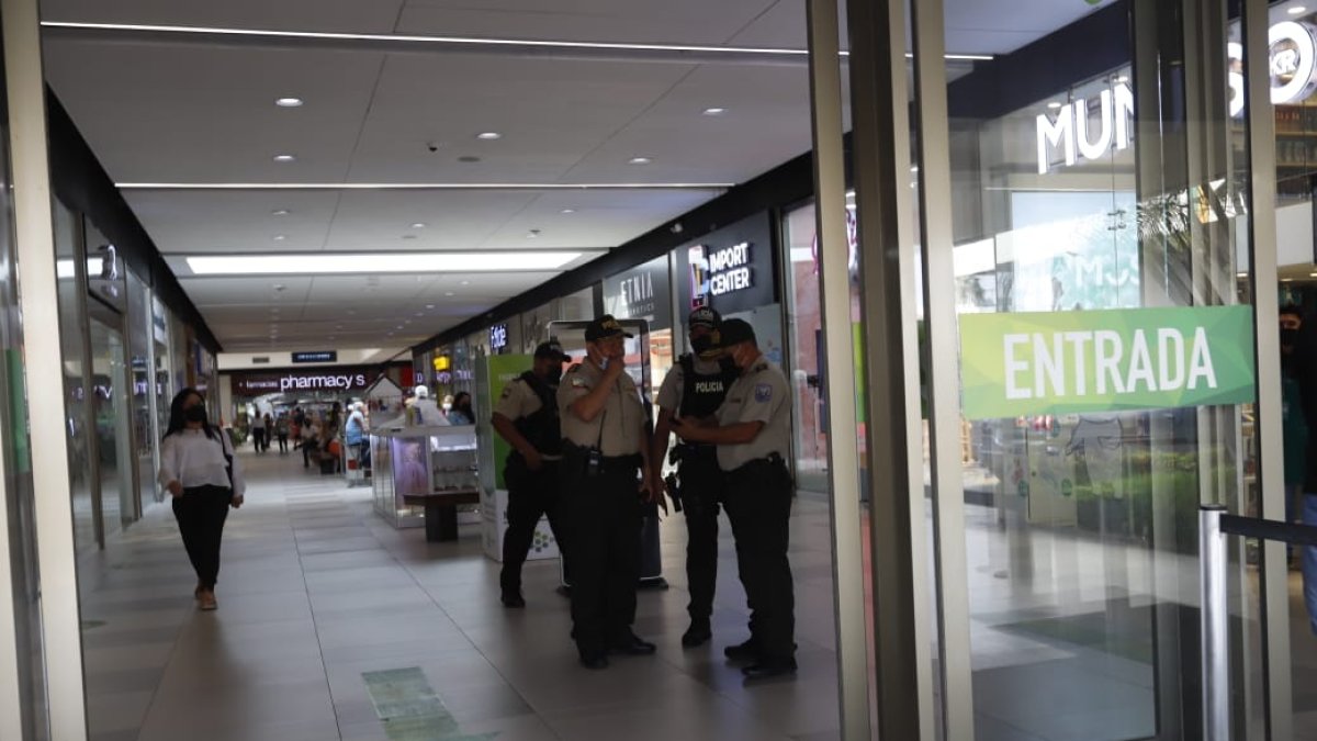 La policía investiga el robo a una persona cuando estaba en la fila de un banco que está en un centro comercial.