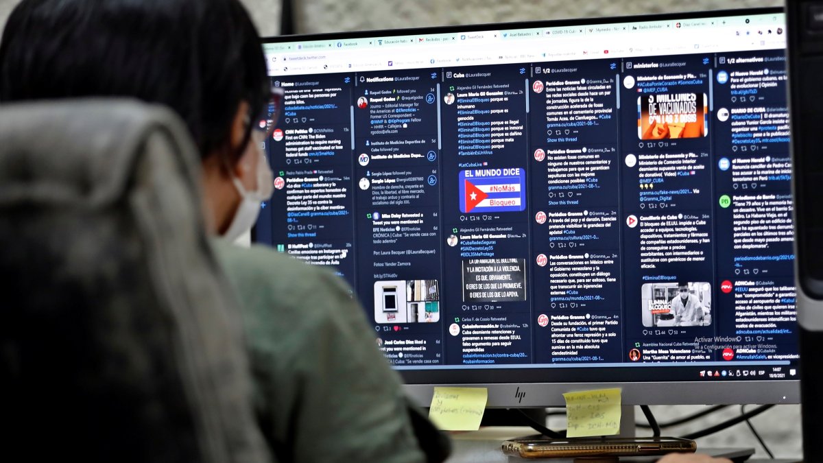 Una mujer es vista usando un computador en La Habana (Cuba).
