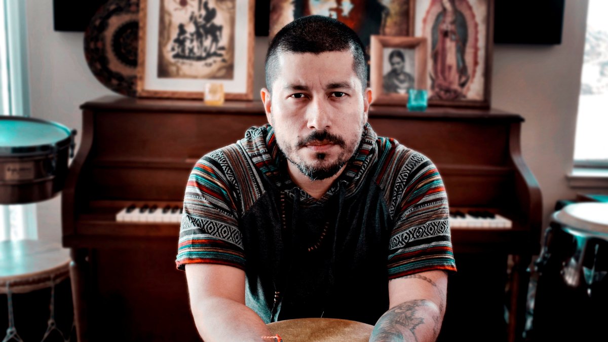 Fotografía cedida este jueves por TurboTax en la que se registró al terapeuta y músico Julián Silva, quien utiliza la música latina para tratar a sus pacientes y es líder además de la orquesta La Excelencia.