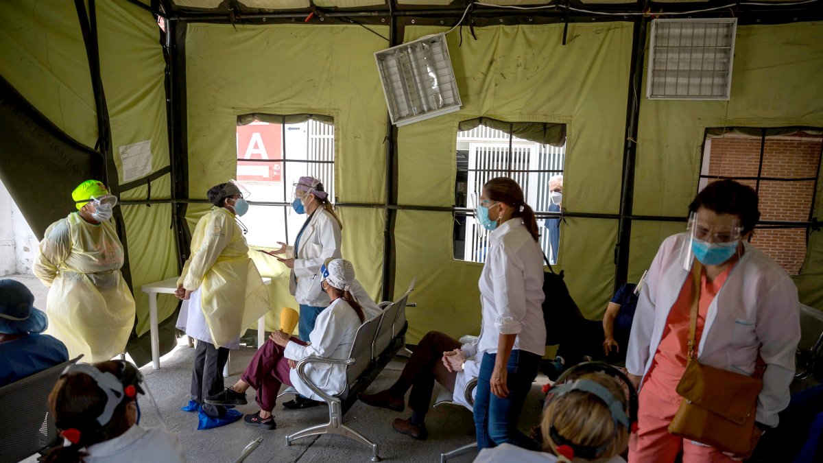 Personal médico en el Hospital Ana Francisca Pérez de León II, en Caracas (Venezuela), en una fotografía de archivo.