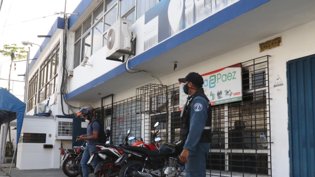 La mayoría de los negocios de la Adace ha contratado guardia de seguridad privado y ha instalado cámaras  de videovigilancia para contrarrestar la ola delictiva.