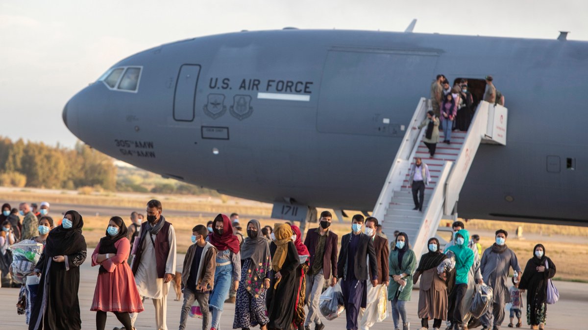 Un vuelo estadounidense llevó 200 evacuados de Afganistán a bordo, tras aterrizar en la base naval de Rota (Cádiz).