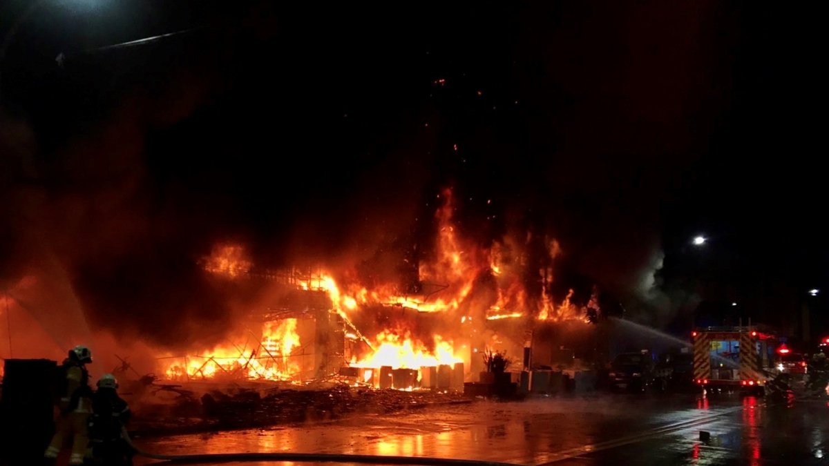 El fuego apareció en horas de la madrugada de ayer y muchas personas estaban descansando.
KAOHSIUNG BUREAU HANDOUT/ EFE