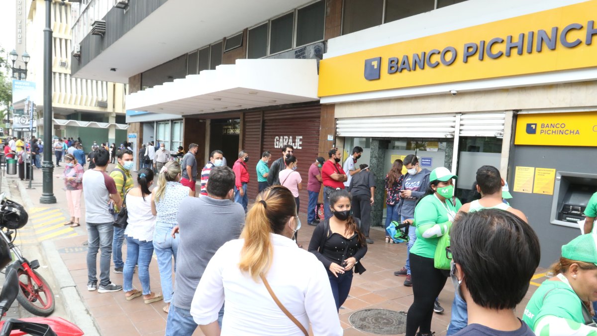 En la ciudad. En todas las entidades bancarias, es común ver a los clientes haciendo filas, que en algunos casos se alargan por más de media hora.