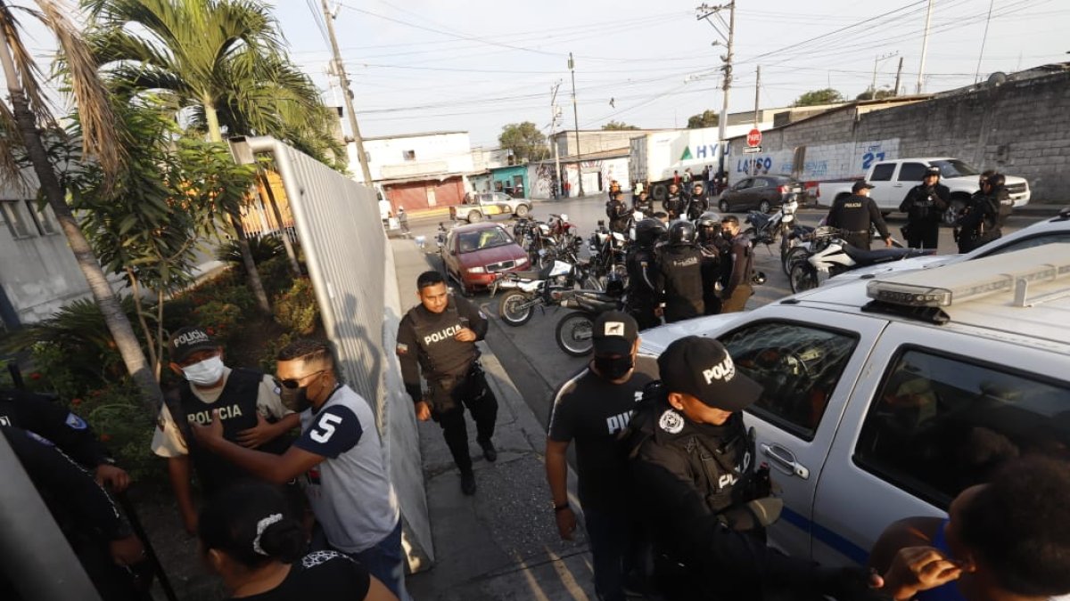 Dos guardias de seguridad resultaron heridos de bala. El hecho ocurrió la tarde de este jueves 14 de octubre de 2021, aproximadamente a las 15:45 en el Trinipuerto, al sur de Guayaquil.