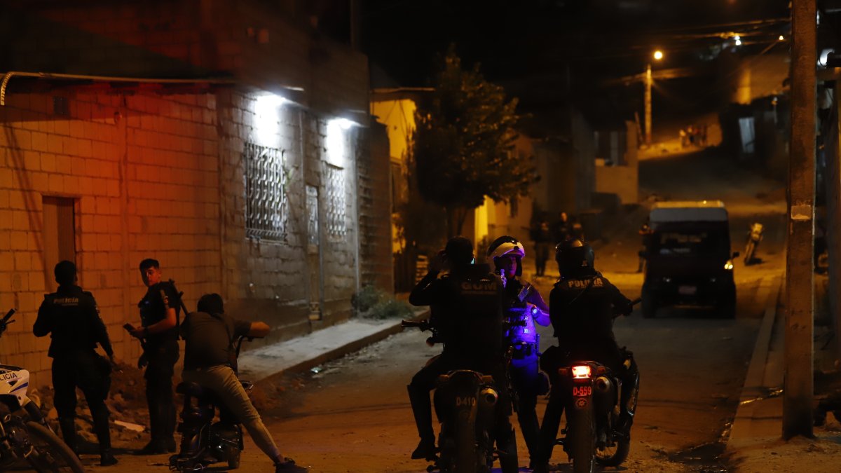 Agentes policiales llegaron al sitio para acordonar la zona y luego hacer una detonación controlada del explosivo.