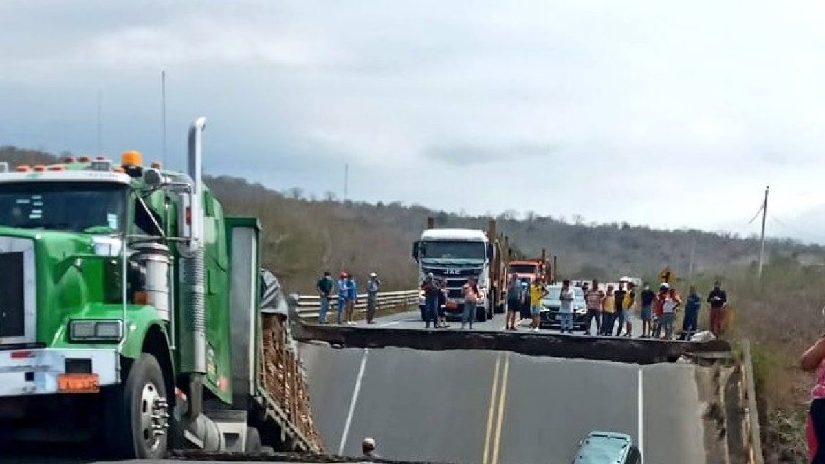 Siniestro. Personal técnico estudia las causas de la caída de la infraestructura.