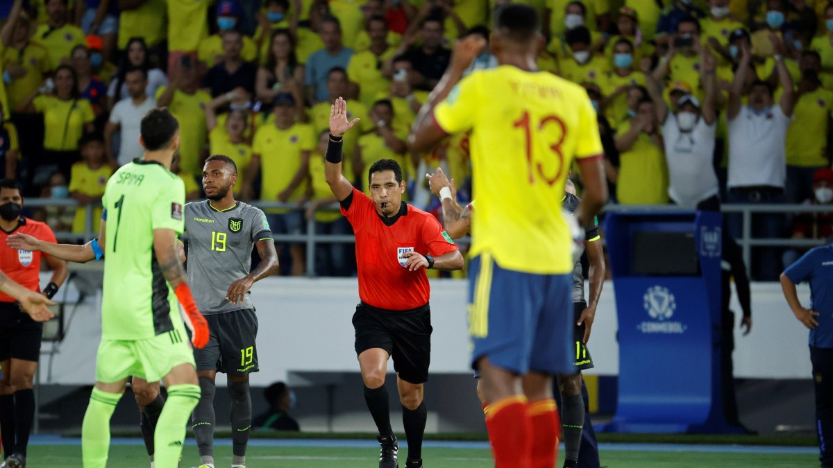 El árbitro peruano, Diego Haro, anula el gol anotado por Yerry Mina de Colombia contra Ecuador, durante un partido por las eliminatorias, en el estadio Metropolitano en Barranquilla.