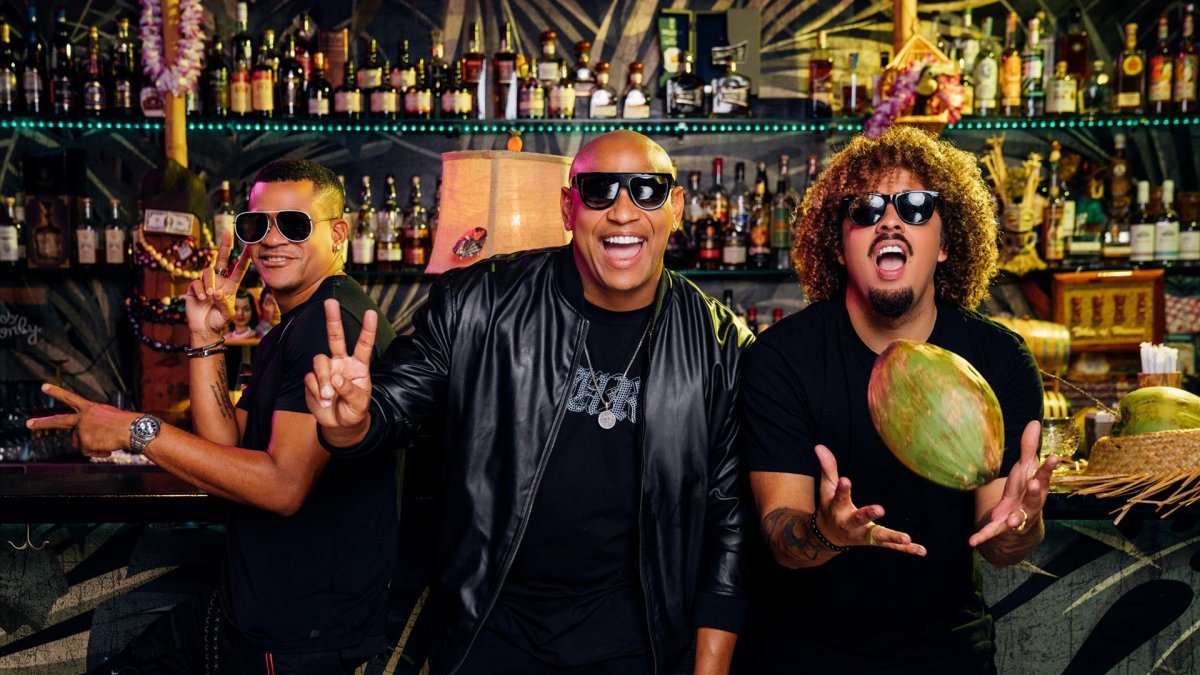 Fotografía cedida por Magnus donde aparecen los integrantes del dúo Gente de Zona, Alexander Delgado (c) y Randy Malcom Martínez (i) mientras posan junto al productor, compositor y artista de música urbana Dominicano, Maffio (d).