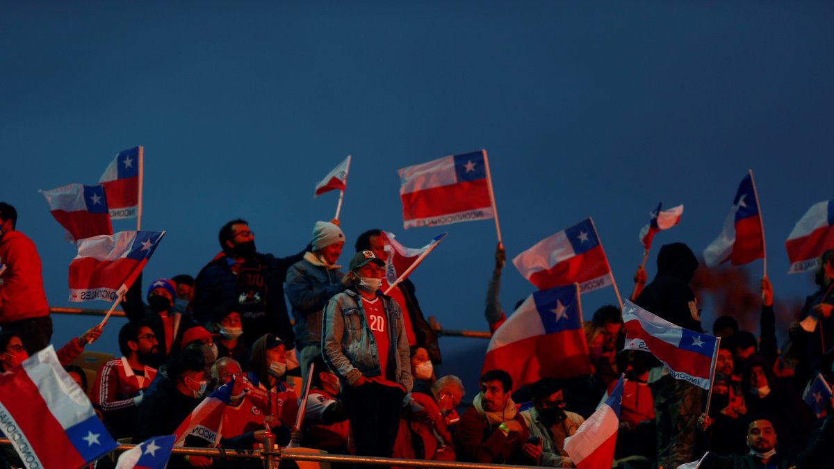 Aficionados animan a la selección de Chile, el 14 de octubre de 2021, previo a un partido de las eliminatorias sudamericanas para el Mundial de Catar 2022.