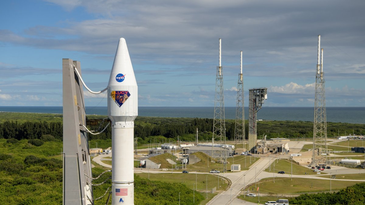 Fotografía cedida por la NASA donde se muestra un cohete Atlas V de United Launch Alliance (ULA) con la nave espacial Lucy a bordo instalado en la Plataforma de Integración Vertical este jueves en el Complejo de Lanzamiento Espacial 41 de la Estación de la Fuerza Espacial de Cabo Cañaveral en Florida.