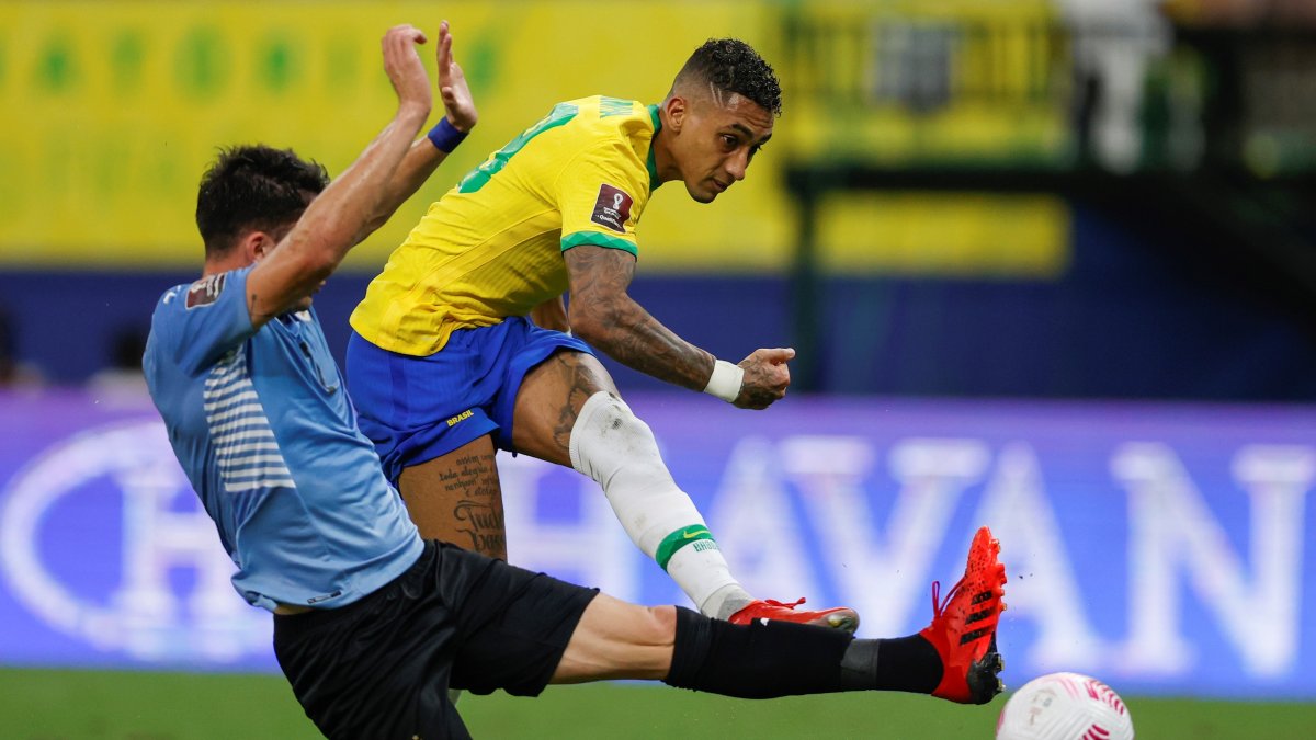 Raphinha (Brasil), marcó un golazo en la goleada contra Uruguay en Manaus.