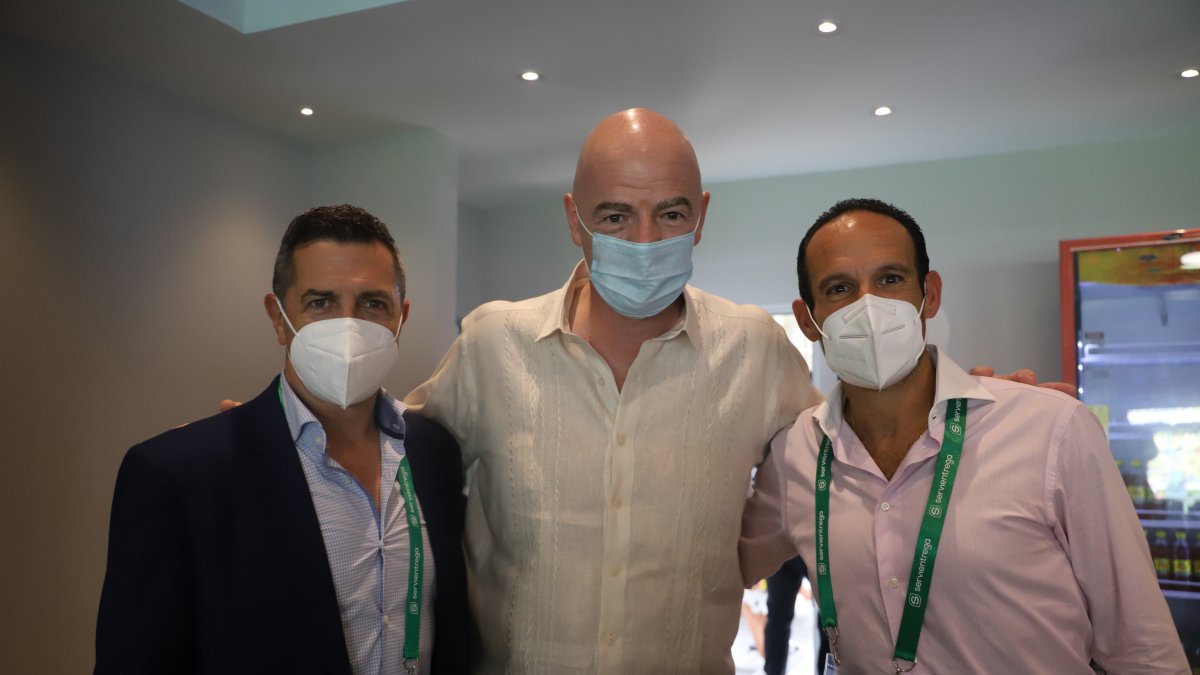 Gianni Infantino (centro) es muy cercano a las tesis sudamericanas. Francisco Egas (derecha) tiene una relación directa.