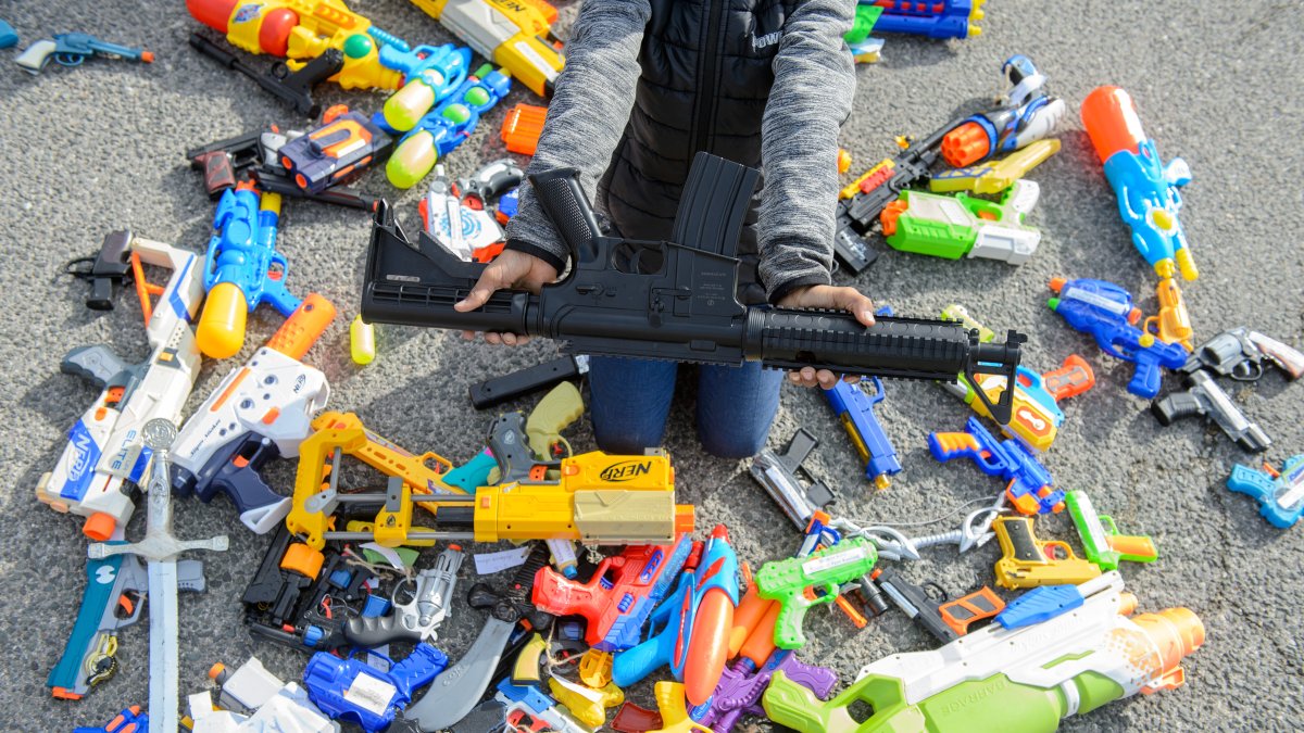 El juego con armas de juguete no resulta en sí mismo peligroso para el desarrollo de los niños.