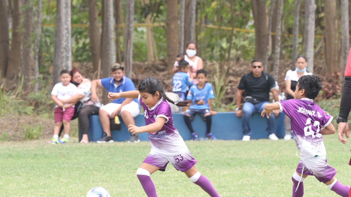 Las niñas y adolescentes que forman parte del torneo muestran fecha a fecha su destreza con el balón.