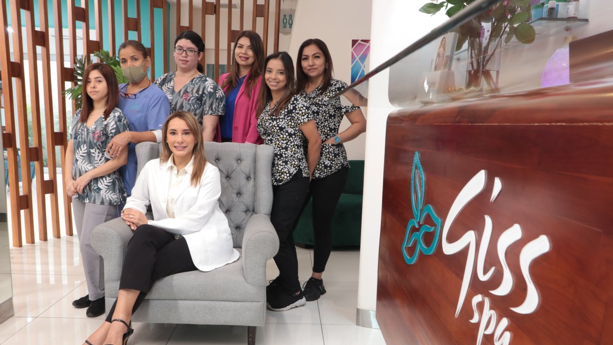 Gisella y sus colaboradoras, todas ellas profesionales en la rama de la belleza.