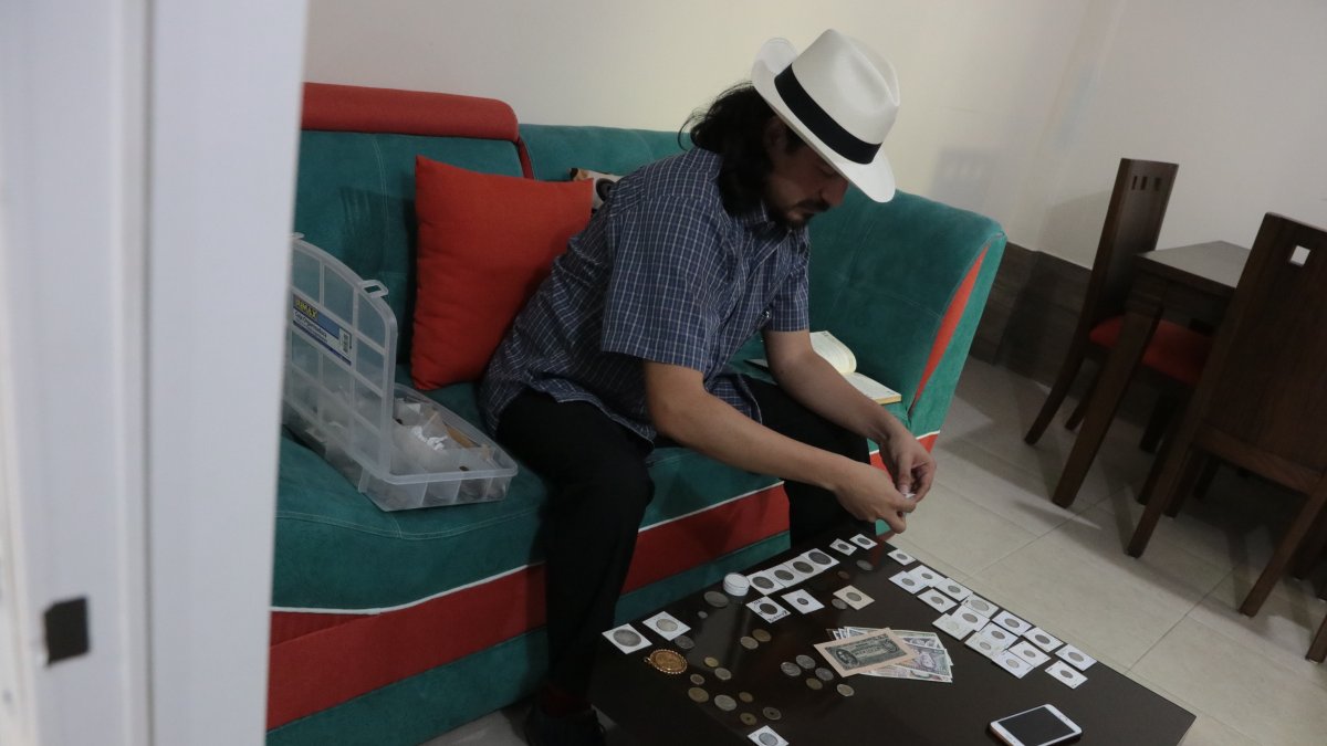 Pablo Jarrín, coleccionista de monedas guayaquileño.