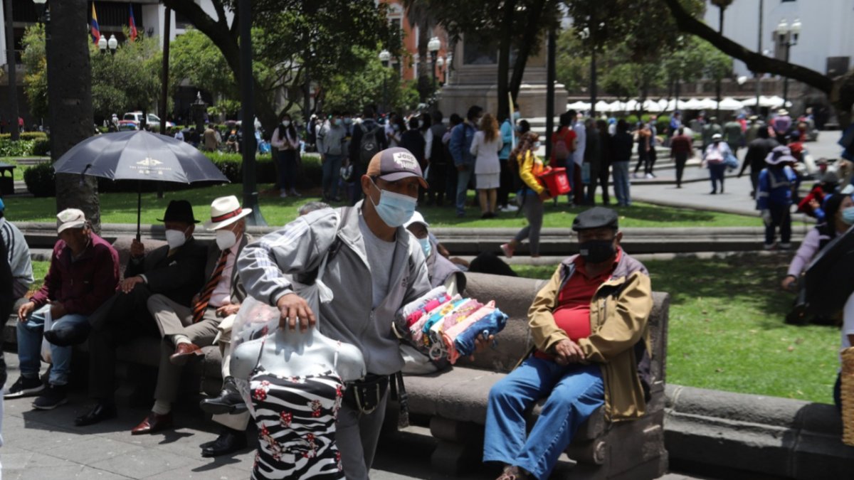 1. Venta. El Centro Histórico es un lugar donde se oferta desde dulces hasta ropa. Tanto los comerciantes como lo compradores abundan.