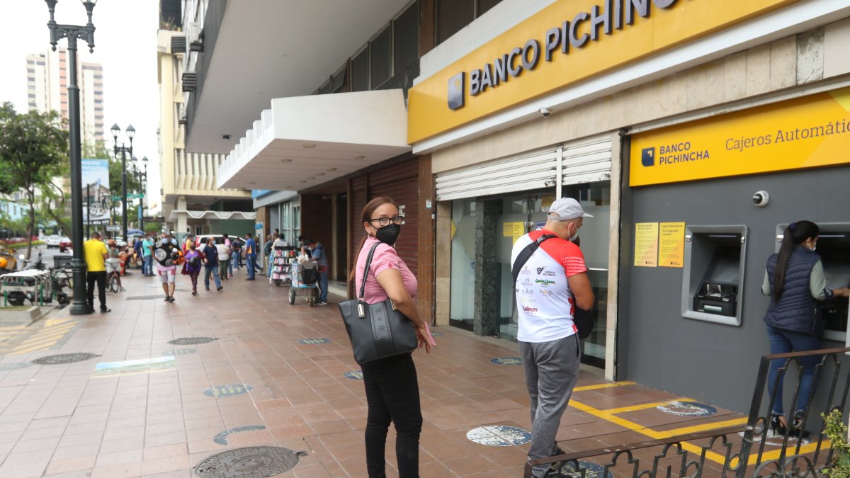 Hecho. Ayer, en los exteriores de las entidades bancarias hubo poquísima o ninguna persona haciendo fila.