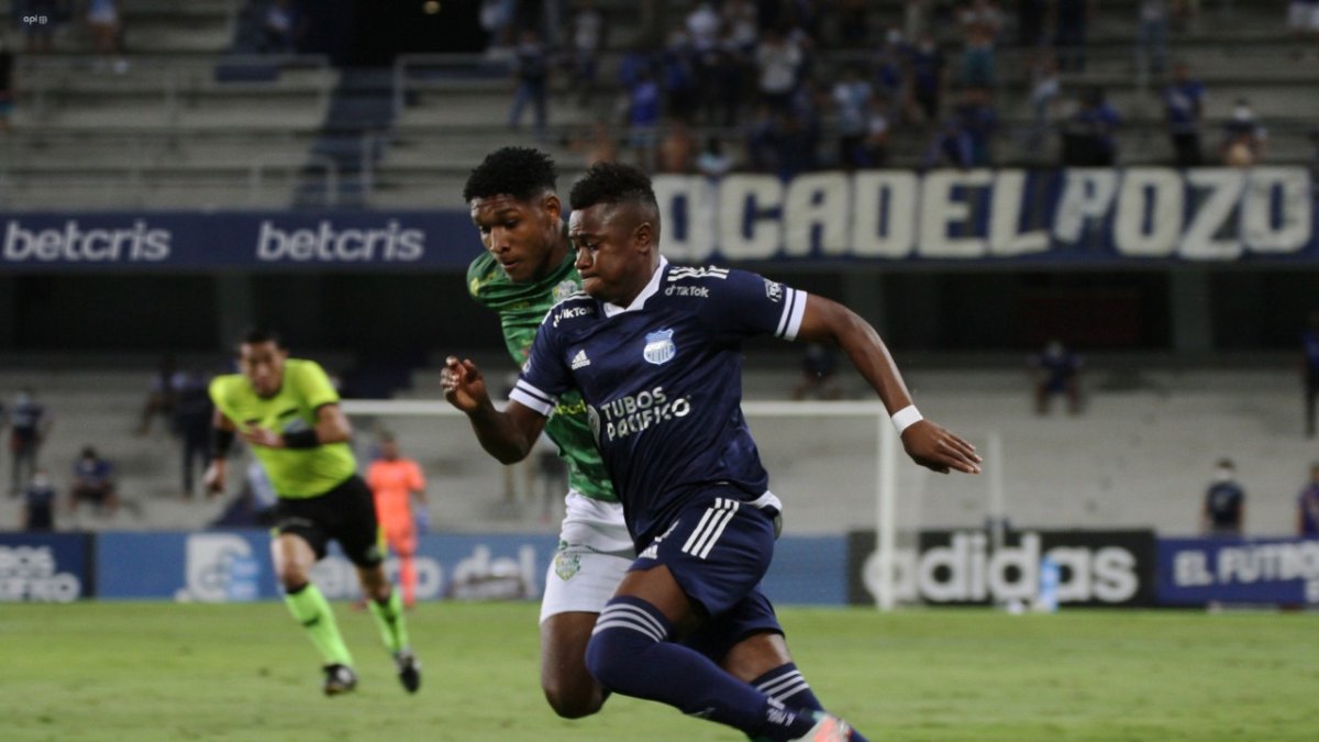 Emelec sufre por ratos antes los contragolpes de Orense.