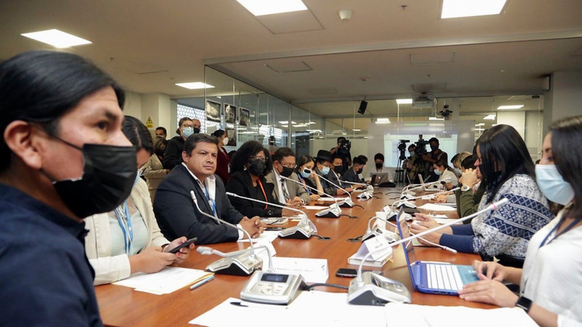 Comisión. El asambleísta de Pachakutik José Fernando Cabascango, sentado en primer plano, preside el grupo parlamentario, pero no manda.