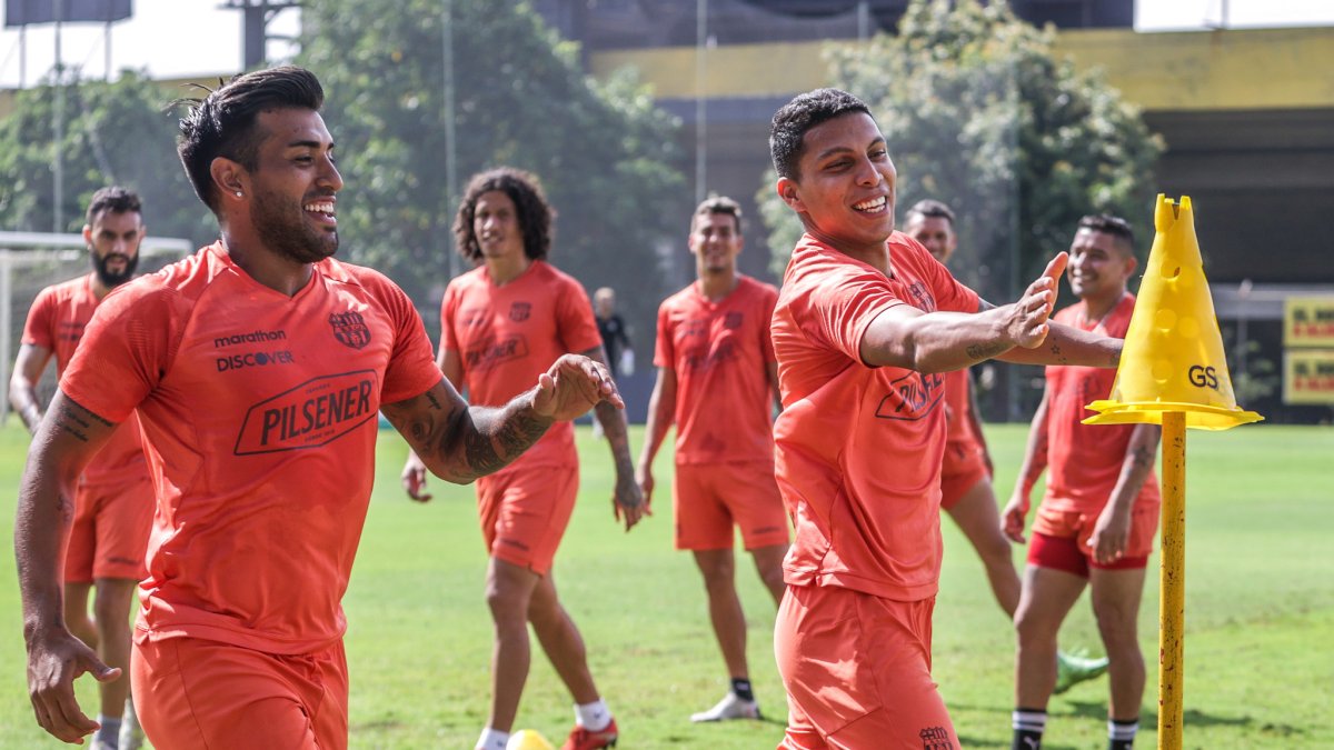 Sergio López (izquierda) y Luis Fernando León (derecha) disfrutaron del último entrenamiento previo al viaje a Manta para enfrentar al Delfín por la fecha 10 de la segunda etapa de LigaPro.
