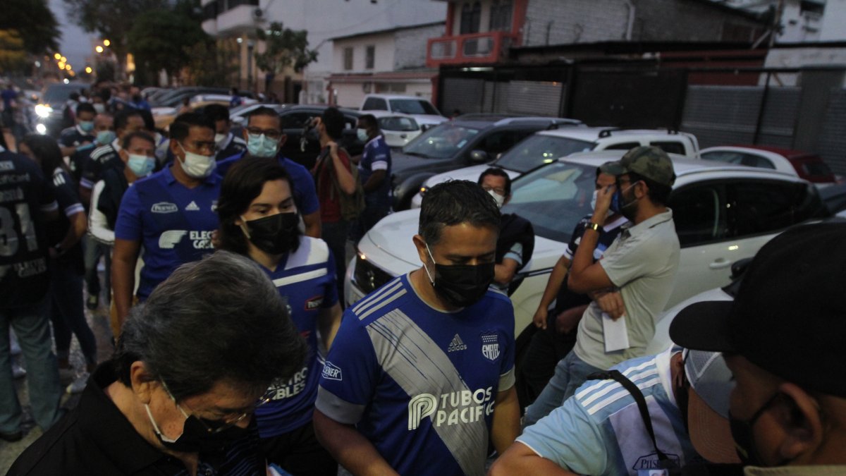 Los hinchas muestran los documentos para ingresar a la cancha.