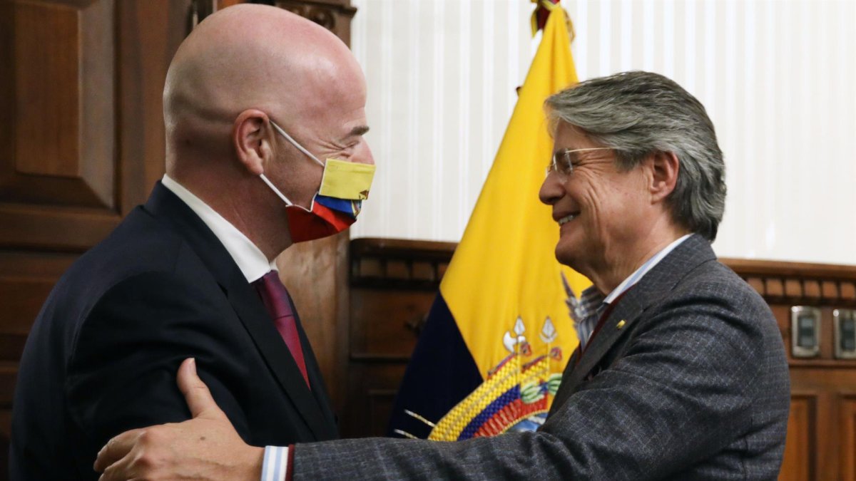 Fotografía cedida por la Secretaría de Comuniciacion de la Presidencia de Ecuador (Secom) del presidente ecuatoriano, Guillermo Lasso (d), reunido con el presidente de la FIFA, Gianni Infantino, el 15 de octubre de 2021 en Quito