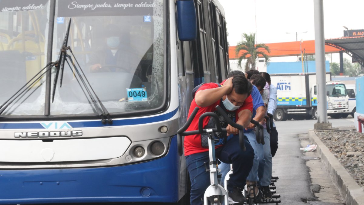 Ejercicio. La ATM hace experimentar a choferes de buses lo que sienten los ciclistas cuando un carro pasa muy cerca y a exceso de velocidad.