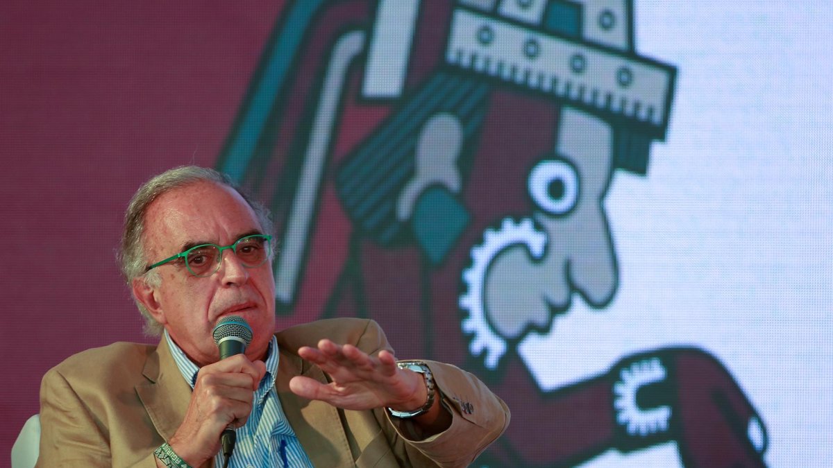 El escritor español Fermín Goñi posa para una fotografía durante la presentación de su libro 