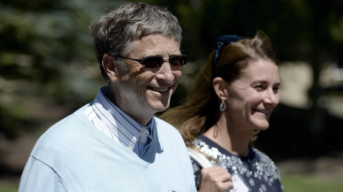 Fotografía de archivo en la que se registró al millonario estadounidense y fundador de Microsoft, Bill Gates, junto a su exesposa, Melinda, en Sun Valley (Idaho, EE.UU.).