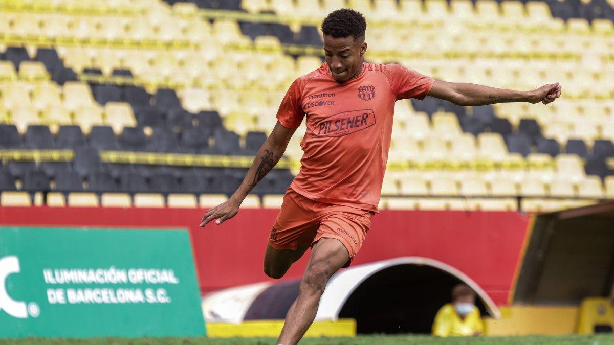 Byron Castillo, lateral canario, pidió ser cambiado entre lágrimas frente a Aucas. .