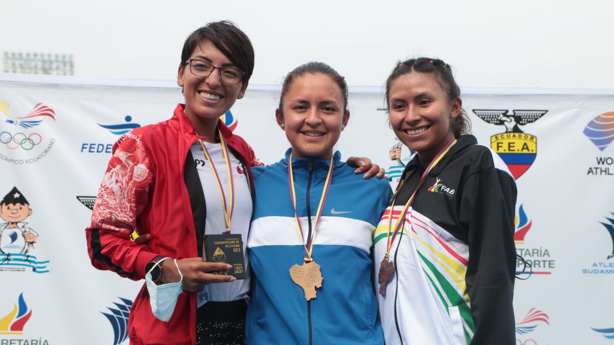 Glenda Morejón (c), marchista ecuatoriana, luce su medalla de oro luego de imponerse en los 20.000 metros.