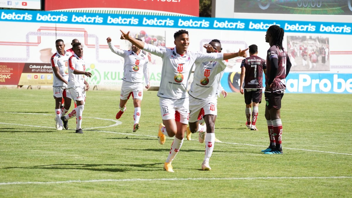 Marcos Mejía celebra el único gol que se anotó en el estadio de Echaleche.