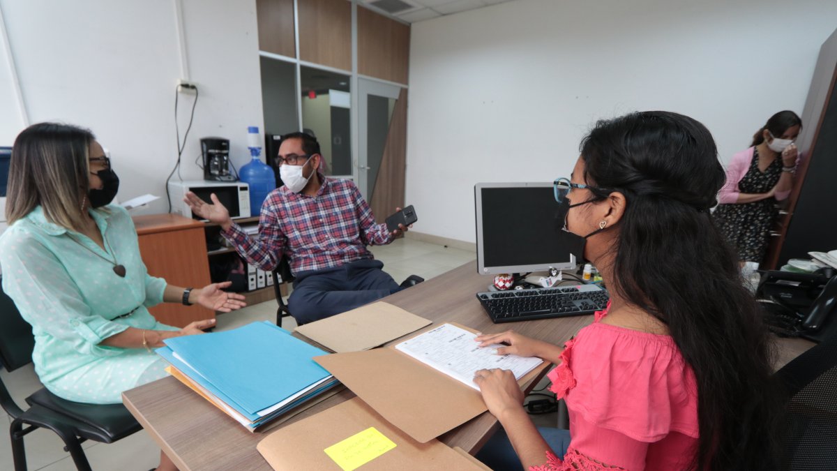 Bayper Salvatierra (d) forma parte del grupo de 63 jueces de paz incorporados recientemente en la urbe. Ella atenderá en su comunidad, en Colinas de Nuevos Horizontes.