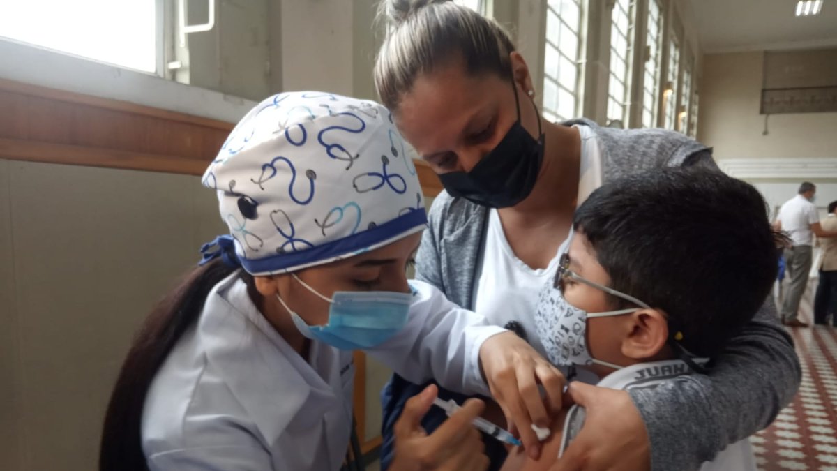 El proceso de desarrolla en dos tipos de lugares: en 26 centros educativos que van a funcionar como vacunatorios; y en los 115 centros de salud públicos de la Zona 8.