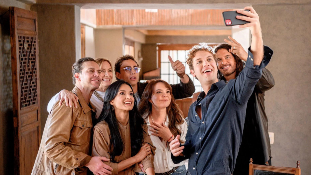 Dos generaciones. El elenco original y el nuevo de la historia.