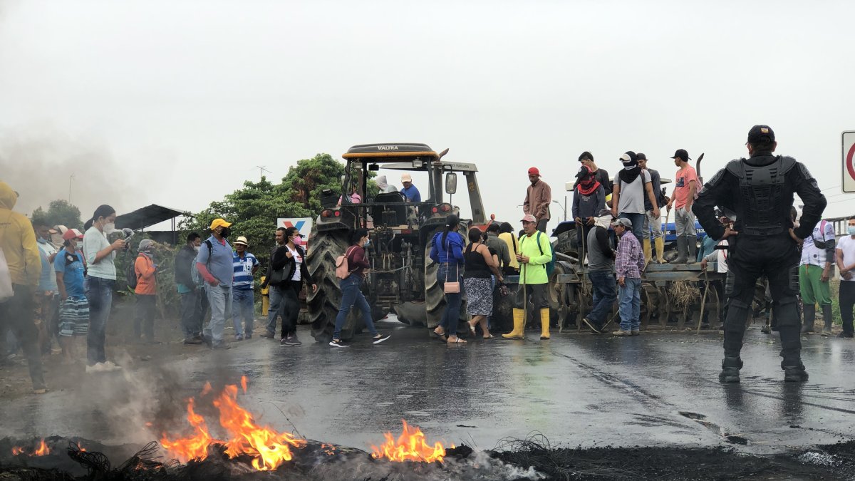 En Babahoyo, Los Ríos, tres vías están obstruidas.