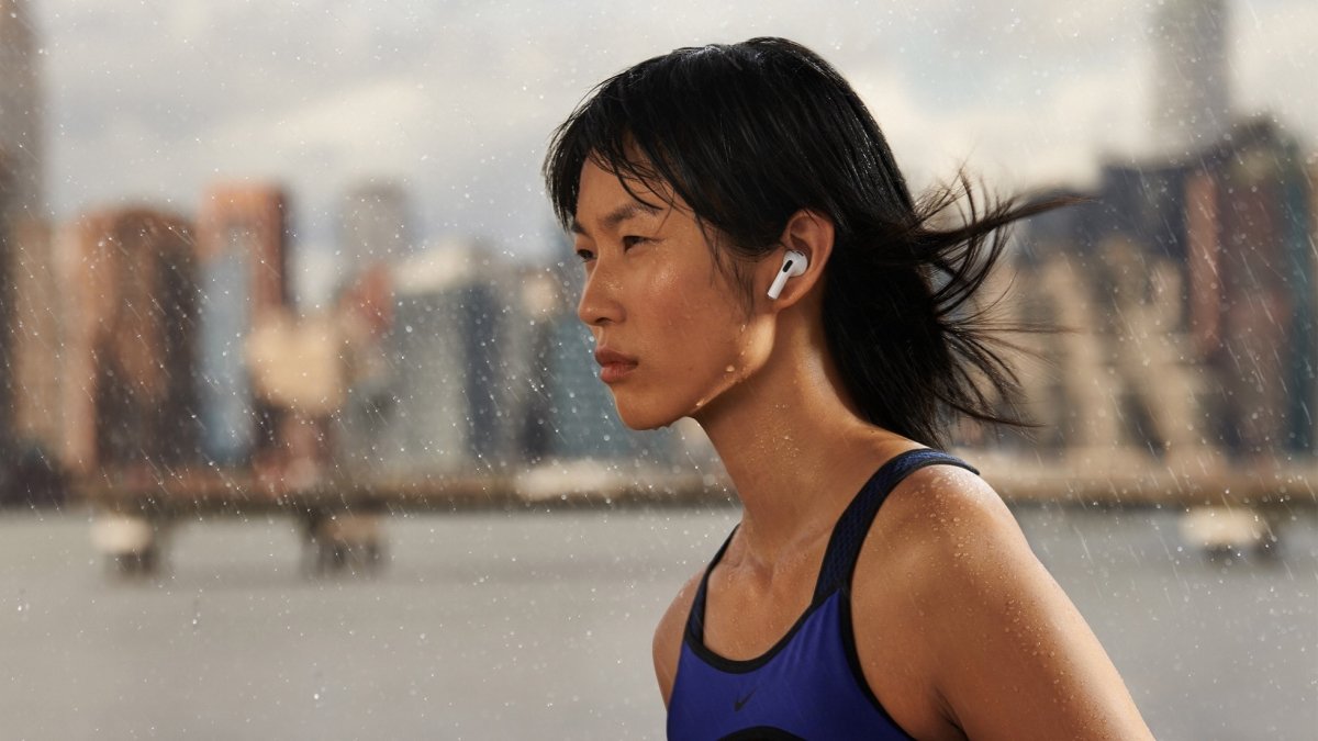 Fotografía cedida por Apple Inc. que muestra la tercera generación de los AirPods, durante un evento especial de presentación de productos, celebrado este 18 de octubre de 2021, en Apple Park, Cupertino, California.
