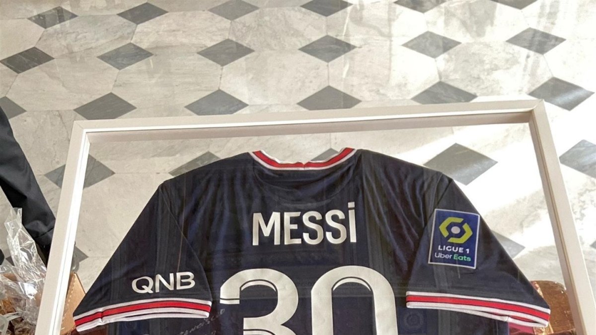El primer ministro francés, Jean Castex, regaló este lunes al papa Francisco una camiseta que seguramente aún no tenía: la firmada por el astro argentino Lionel Messi con su nuevo equipo, el Paris Saint Germain.