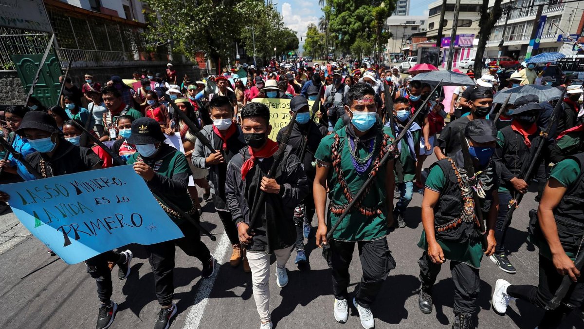 Indígenas de las comunidades amazónicas Huaorani, Cofan, Secoya y Kichwa, marchan en contra del Decreto Ejecutivo 95, emitido por el presidente ecuatoriano, Guillermo Lasso, que ordena varias acciones para incrementar la producción actual de petróleo, hoy, en Quito (Ecuador).
