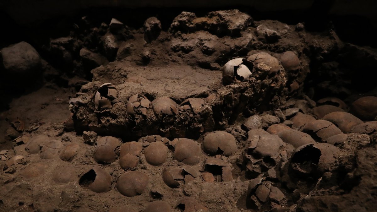 Una torre de cráneos se puede apreciar de cerca en el lugar.