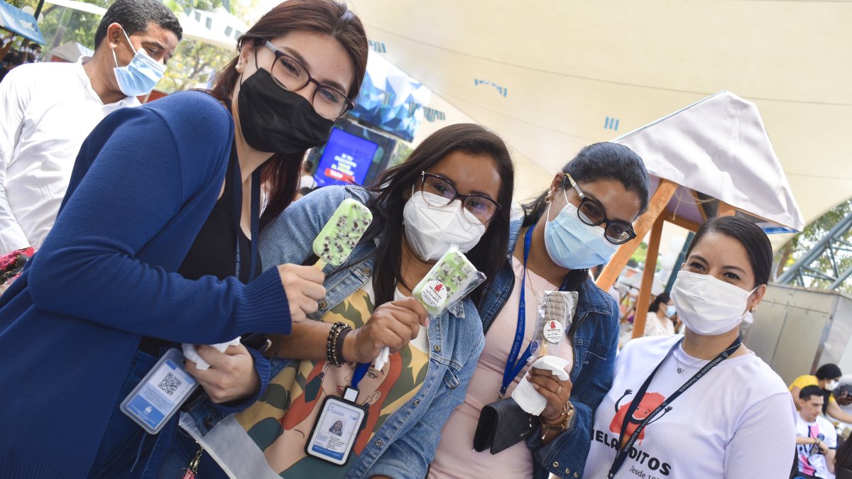 Estudiantes de la Universidad de Guayaquil muestran los helados artesanales elaborados por ellos.