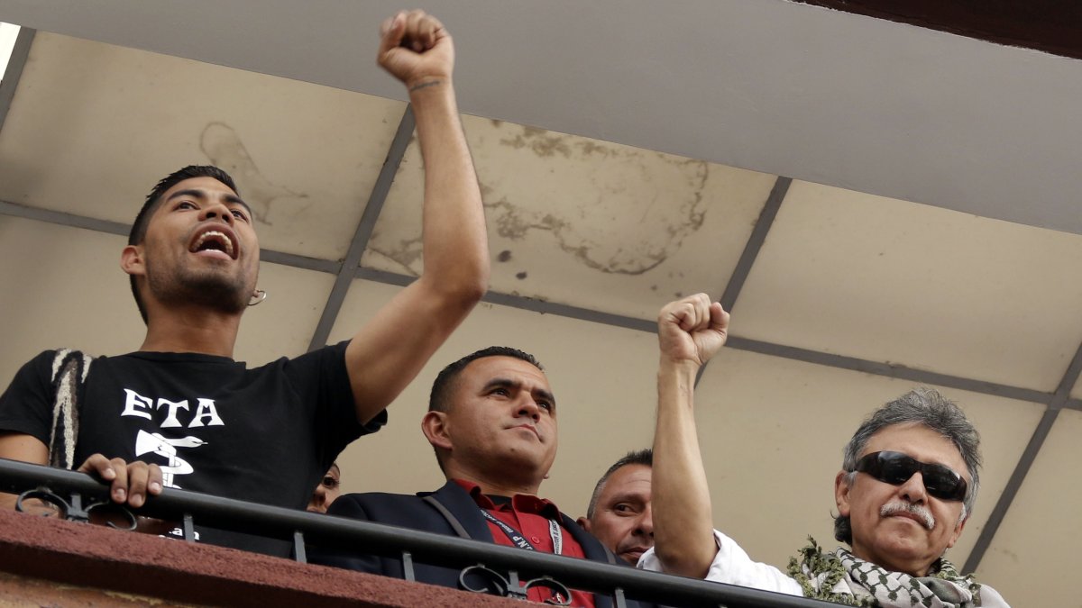 Miembros de ETA se asoman a un balcón de la sede política de las FARC, en Bogotá, en 2019. Juan Páez / EFE